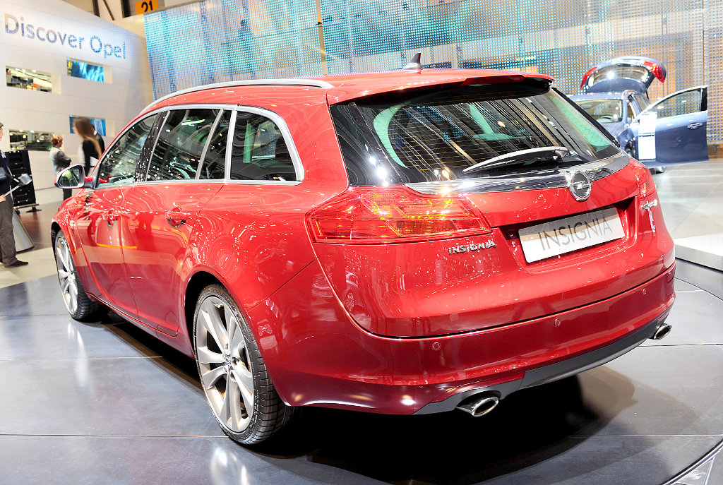 Genf 2009: Opel Insignia erhält mit dem Sports Tourer zwei neue Motoren