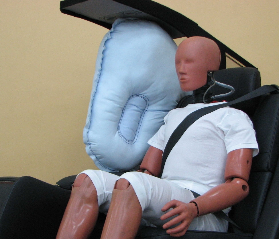 Toyota entwickelt zentralen Rücksitzairbag