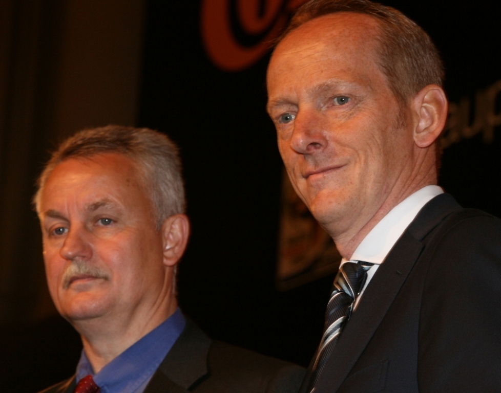 Conti- Vorstandschef Dr. Karl-Thomas Neumann (rechts) und der Aufsichtsratsvorsitzende Rolf Koerfer