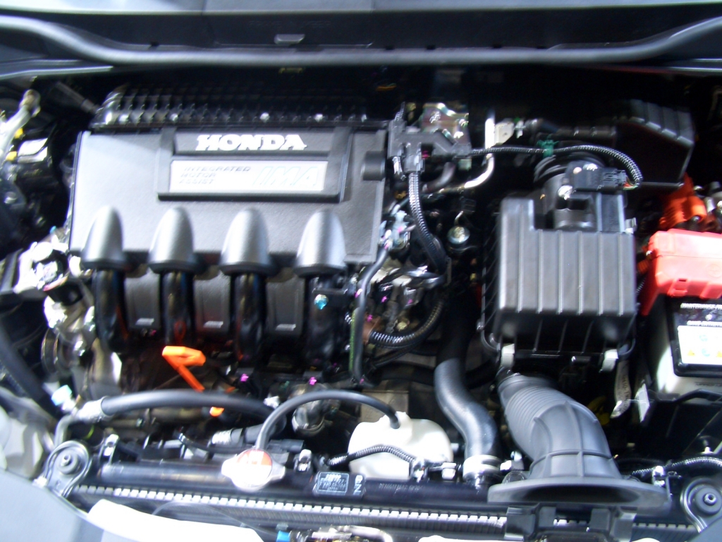 Der Doppelantrieb des Honda Insight: Links der benzinmotor, rechts der 20 PS starke kleine Elektromotor.