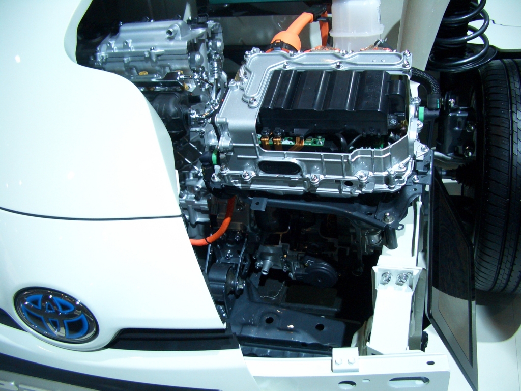 Der Elektromotor des Prius ist bedeutend größer als der de Honda Insight - dafür leistet er auch beachtliche 58 Pferde.