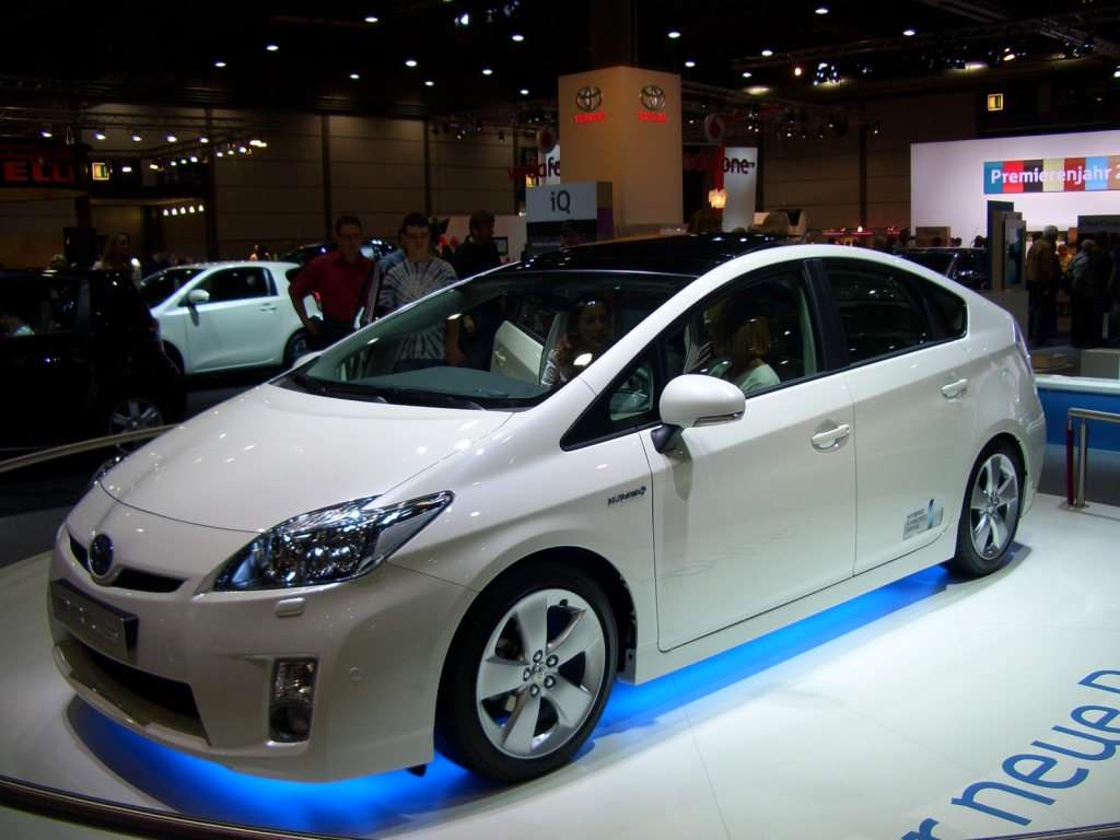 Der Toyota Prius ist die unangefochtene Nummer eins in Sachen Hybrid-Antrieb: Effizient, umweltfreundlich, kraftvoll.