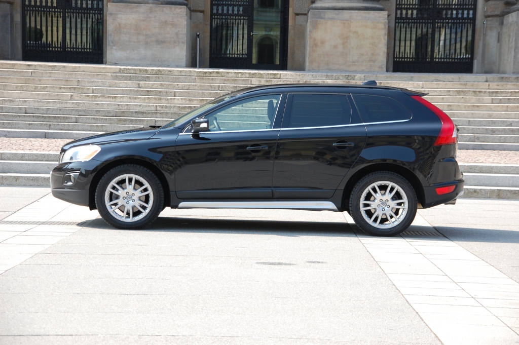 DerVolvoXC60T6AWDfhrtallendavonselbstdemFahrer
