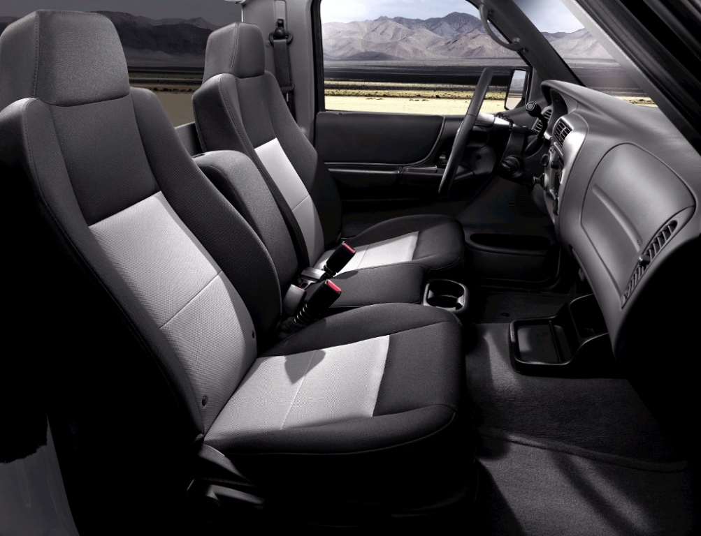 Ford Ranger mit Arbeitstisch an Bord 