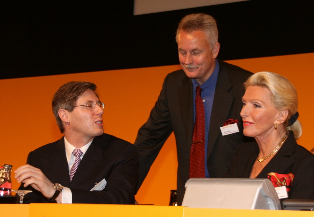 Maria-Elisabeth Schaeffler und Sohn Georg F.W. Schaeffler im Gespräch mit dem Aufsichtsratsvorsitzendem Rolf Koerfer (stehend)