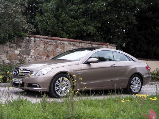 Mercedes E-Klasse Coupé: Schnittiger Zweitürer