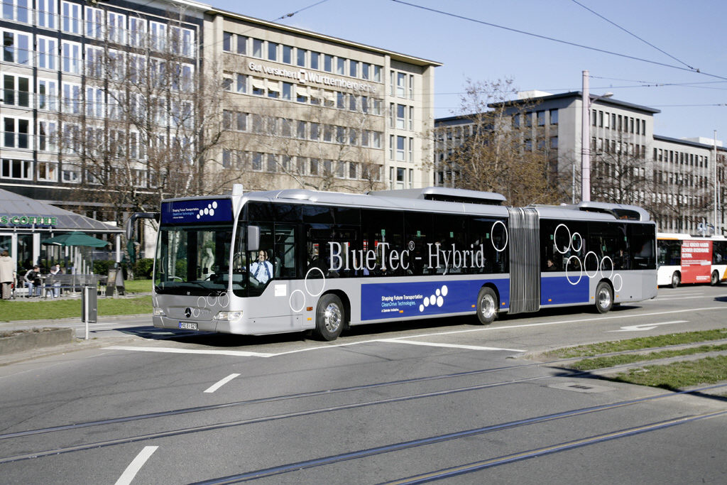 Mercedes Hybrid-Omnibus auf Demonstrationsfahrt 
