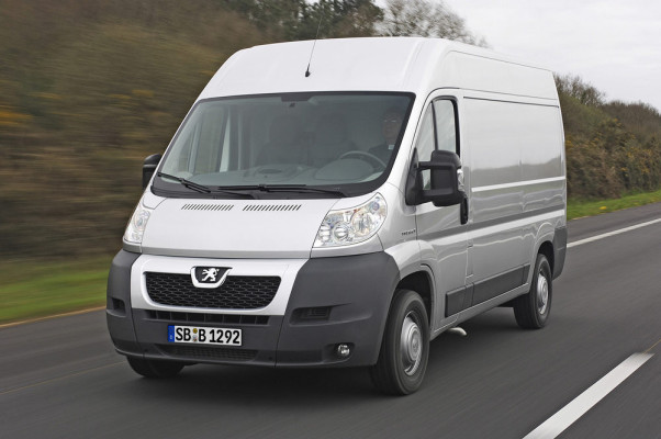 Peugeot Boxer als weißes Sondermodell 