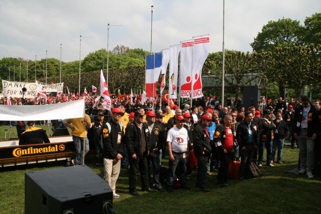 Rund 2000 Conti-Mitarbeiter aus vielen Standortern hatten sich vor dem Congress Centrum Hannover getroffen, in dem die Hauptversammlung der Continental lief 