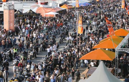 Zum ersten mal ziehen die Harley Days in die deutsche Hauptstadt - Neben Benzingesprächen und vielen Maschinen lockt ein reichhaltiges Programm mit Sicherheit zahlreiche Besucher.