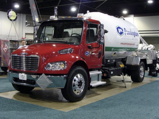 Daimler liefert in den USA ersten Hybrid-Lkw für Gefahrguttransport