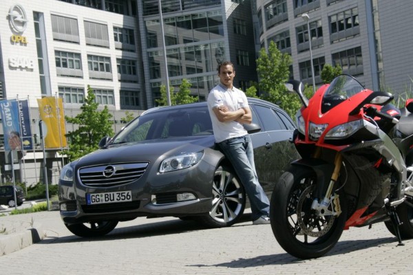 Motorradprofi Alex Hofmann fährt Opel Insignia Sports Tourer