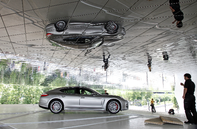 Panamera steigt dem Porsche Museum aufs Dach