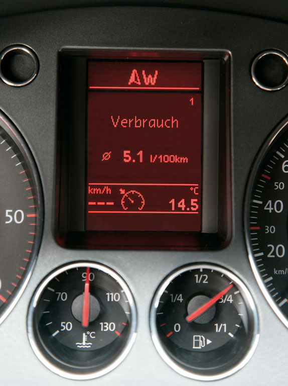 Passat: Volkswagen übergibt Passat TSI Ecofuel an Biogastankstelle