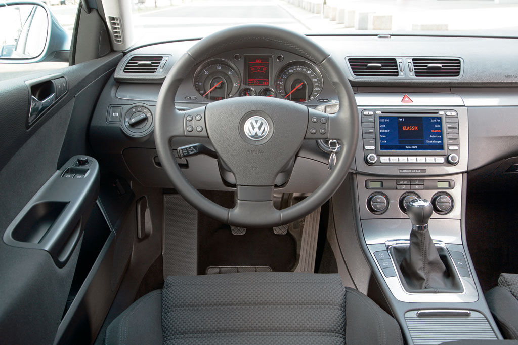 Passat: Volkswagen übergibt Passat TSI Ecofuel an Biogastankstelle