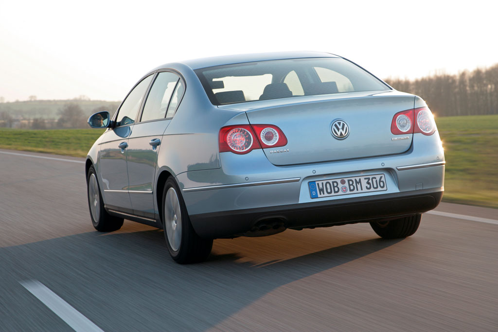 Passat: Volkswagen übergibt Passat TSI Ecofuel an Biogastankstelle