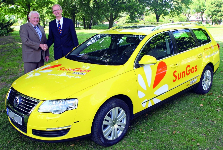Volkswagen übergibt Passat TSI Ecofuel an Biogastankstelle