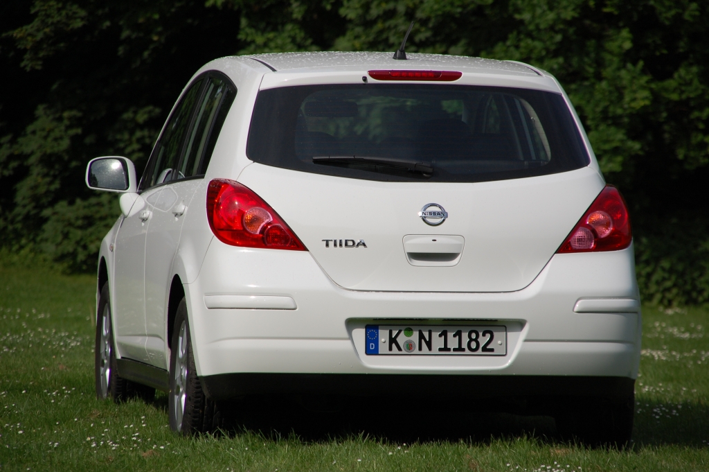Braucht der Straßenverkehr den Nissan Tiida? Bequeme Sicherheit.