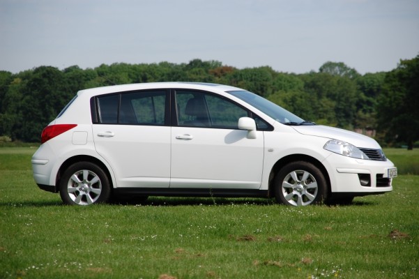 Braucht der Straßenverkehr den Nissan Tiida? Ein Freund, ein guter Freund … ein Auto.