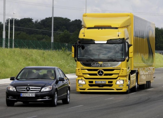 Daimler zeigt moderne Sicherheitstechnologien in Nutzfahrzeugen