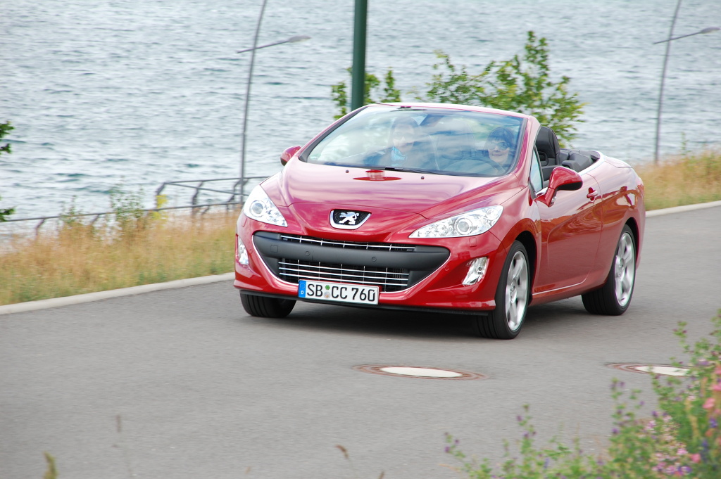 Erstkontakt Peugeot 308 CC Platinum HDi FAP: Da läuft's heiß den Rücken runter...  - Bild