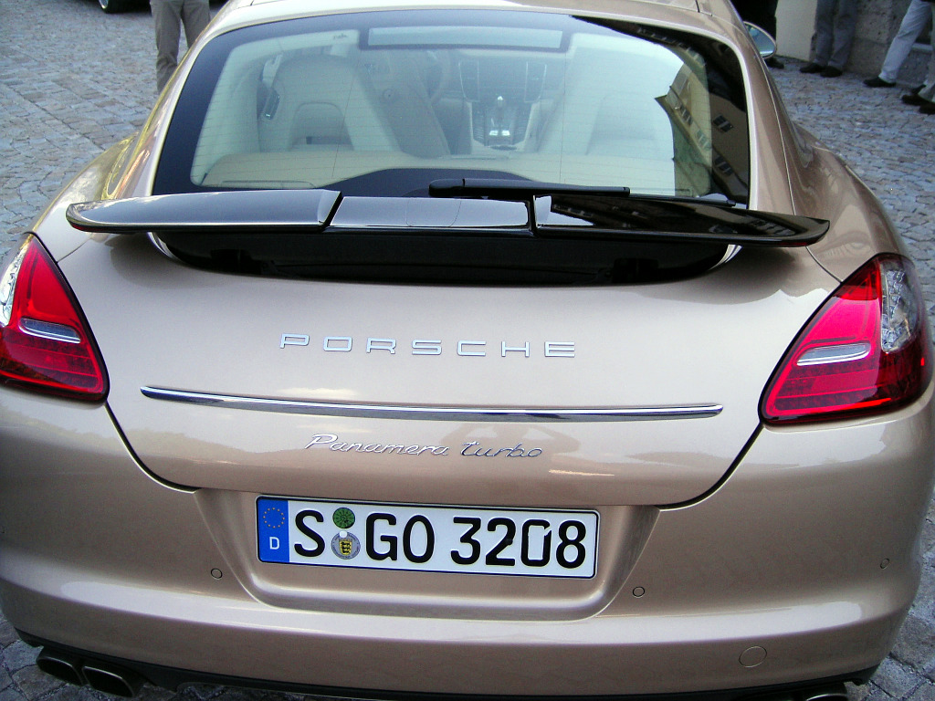 Panamera: Porsche Panamera: Flach, breit, stark