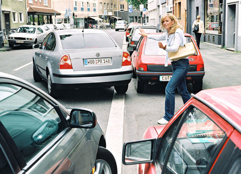 Parkplatzsuchender Linksabbieger haftet voll bei Unfall