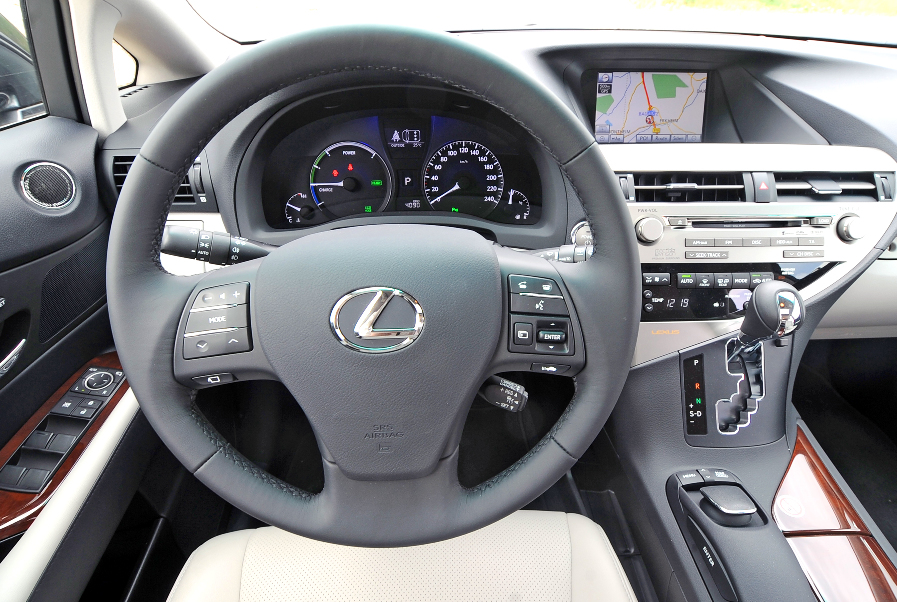 RX-Serie: Lexus RX 450 h mit Seitenkamera