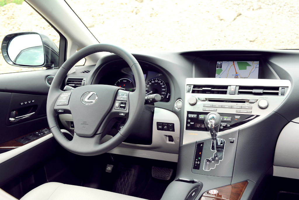 RX-Serie: Lexus RX 450 h mit Seitenkamera