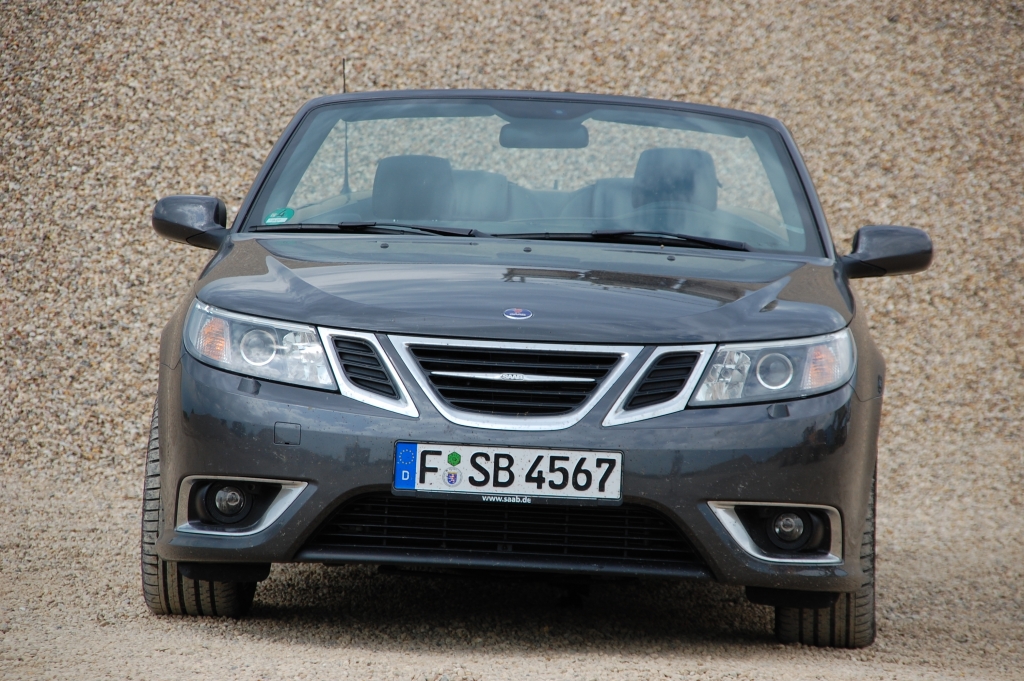 This is a green car - Saab 9-3 Cabrio 2.0t BioPower Aero  Coole Eleganz.