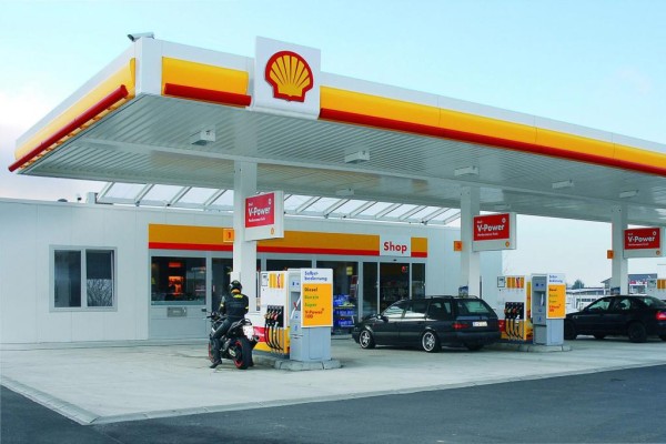 An der Tanke Geld abheben 
