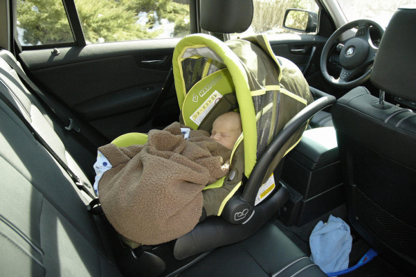 Auch Babys brauchen bei längeren Fahrten Pausen 