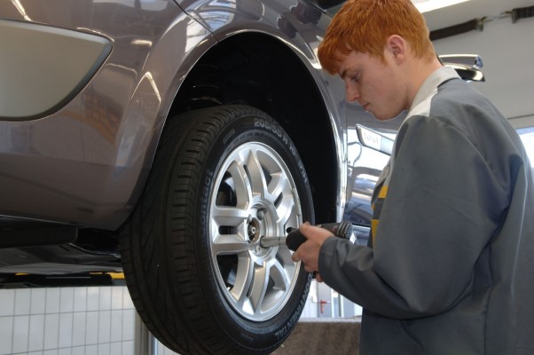 Autobauer arbeiten weniger 