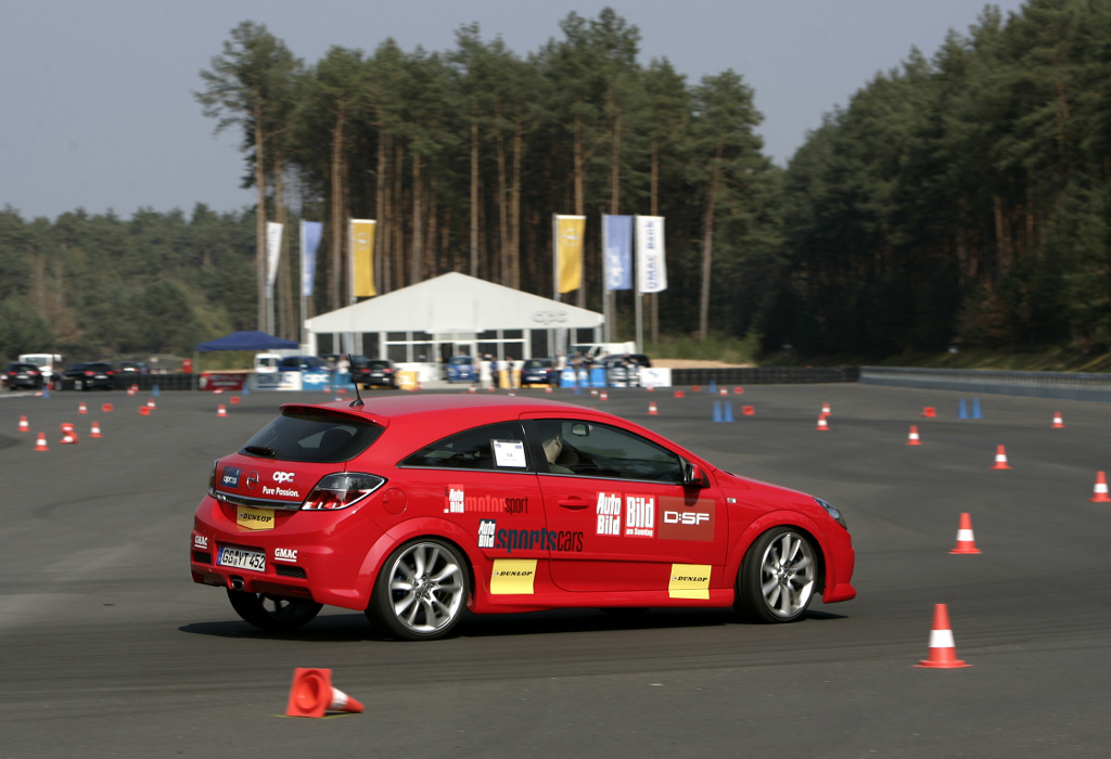 Automarken A - Z: Opel OPC Race Camp: 22 Kandidaten gehen erstmals auf die Rennstrecke