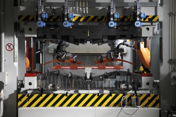 BMW nimmt neuartige Presse in Betrieb