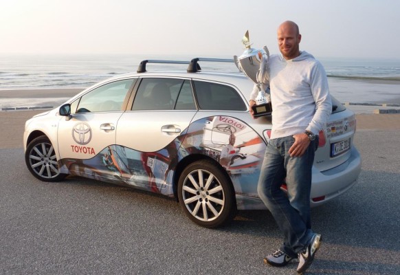 Bernd Flessner setzt zwischen dem Windsurfen auf den Toyota Avensis