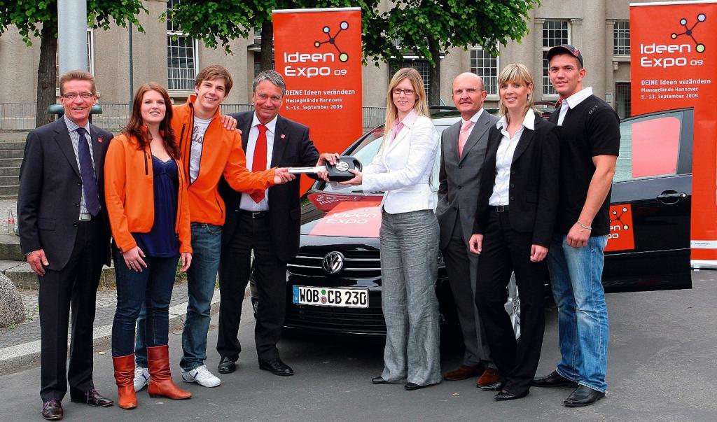 Berufseinsteiger von Volkswagen übergeben Fahrzeug an Ideen Expo 2009