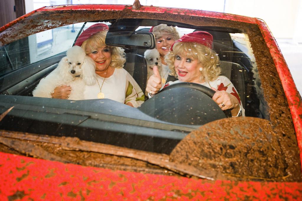 Die 'Jacobs Sisters' mit dem Cabrio durch die Waschanlage 