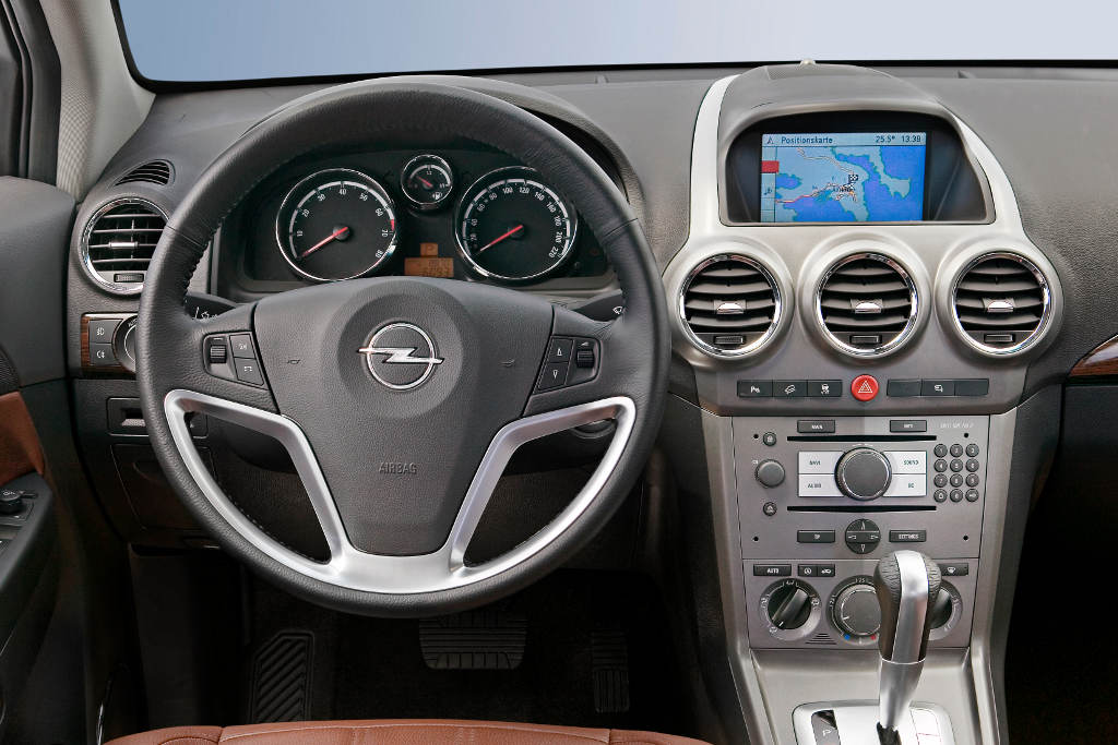 Esther Schweins setzt auf den Opel Antara