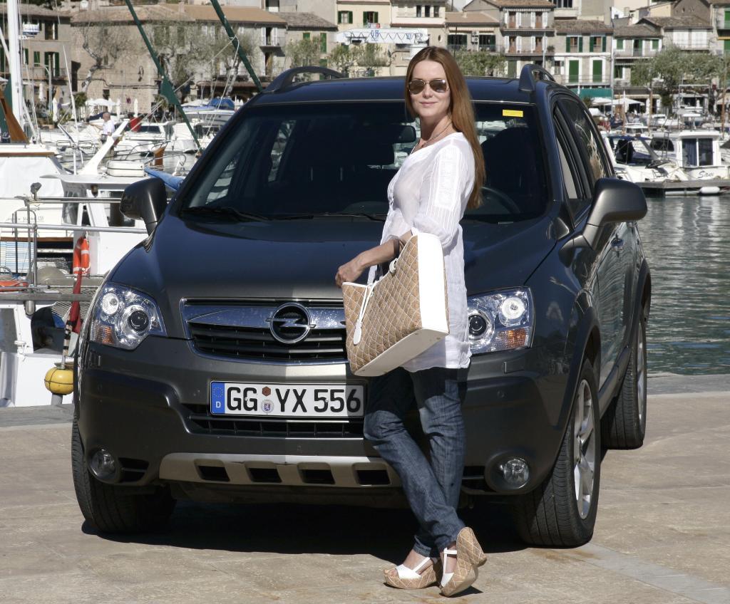 Esther Schweins setzt auf den Opel Antara