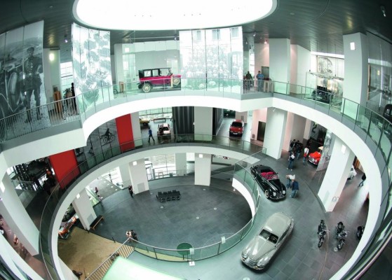 Farbgeschichte und Familienforschung im Audi-Musuem