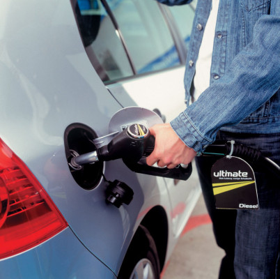 Niedrige Spritpreise drücken Autokosten 