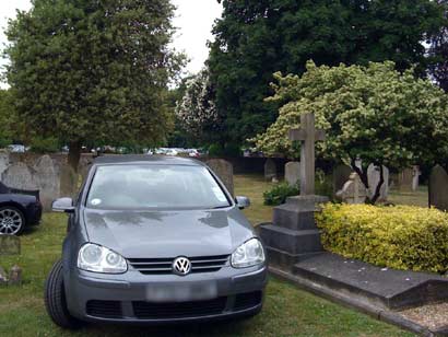 Parkplatz auf dem Friedhof - dank der Kirche in Wimbledon Augenweide auf 4 Rädern.
