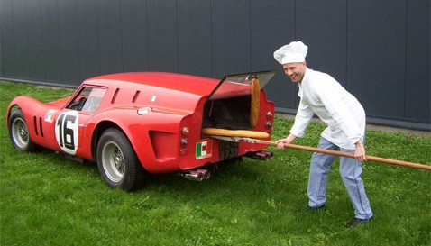 Pizza aus dem Ferrari Sicherheit auf 4 Rädern.