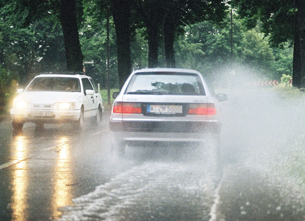 Ratgeber: Bei Aquaplaning Ruhe bewahren 