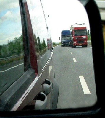 Riesiger Lkw-Hof eingeweiht 