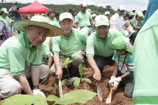 Toyota pflanzt Bäume in Indien