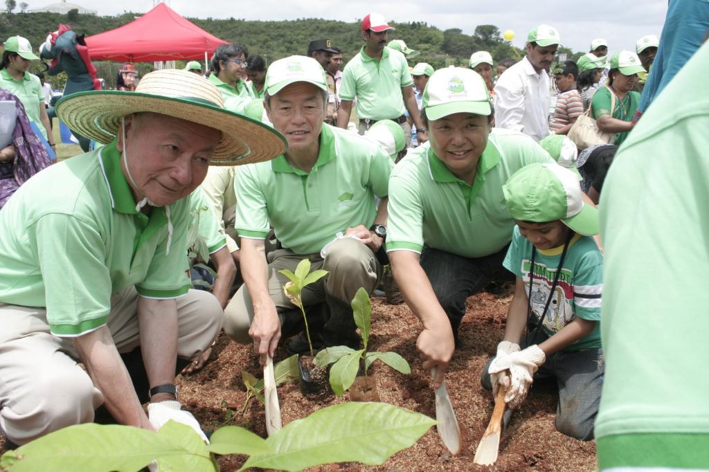 Toyota pflanzt Bäume in Indien