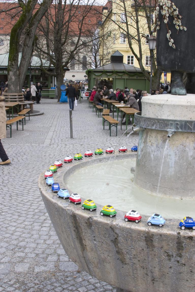 Werbeaktion: BMW versteckt Modellautos in München 