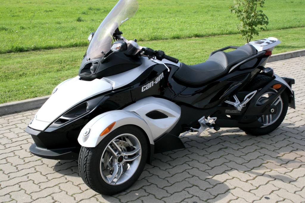 Can-Am Spyder mit 1500 Euro für Zubehör und Bekleidung